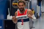 全新的开始！特雷&middot;杨身穿3号球衣现身华盛顿奇才主场